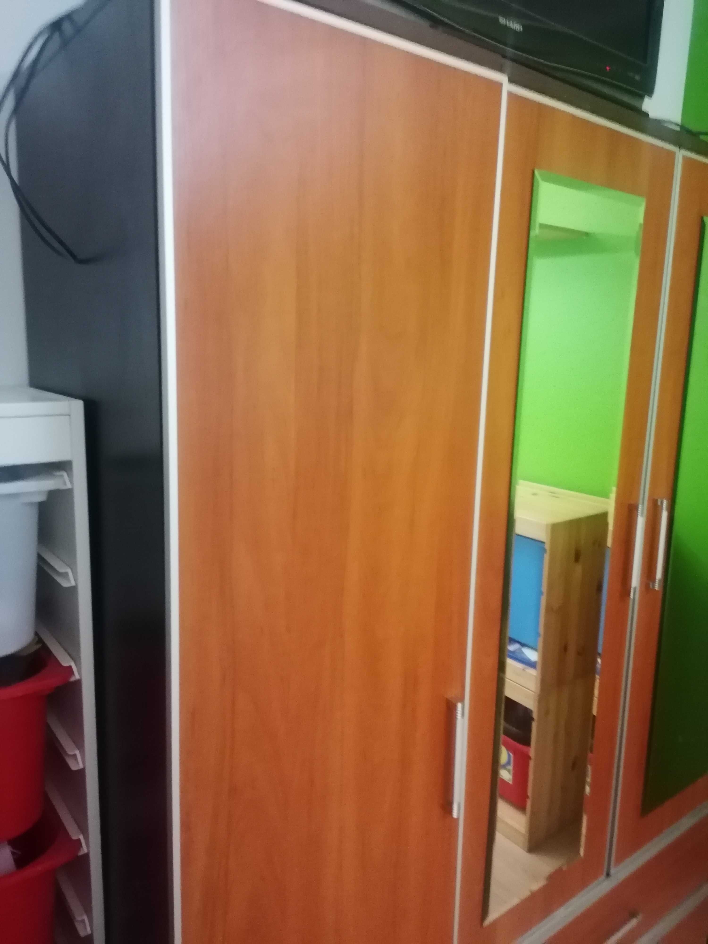 Szafa z szufladami i lustrem