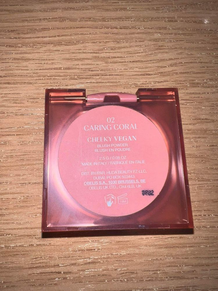 Huda Beauty Glowish róż 02 caring coral