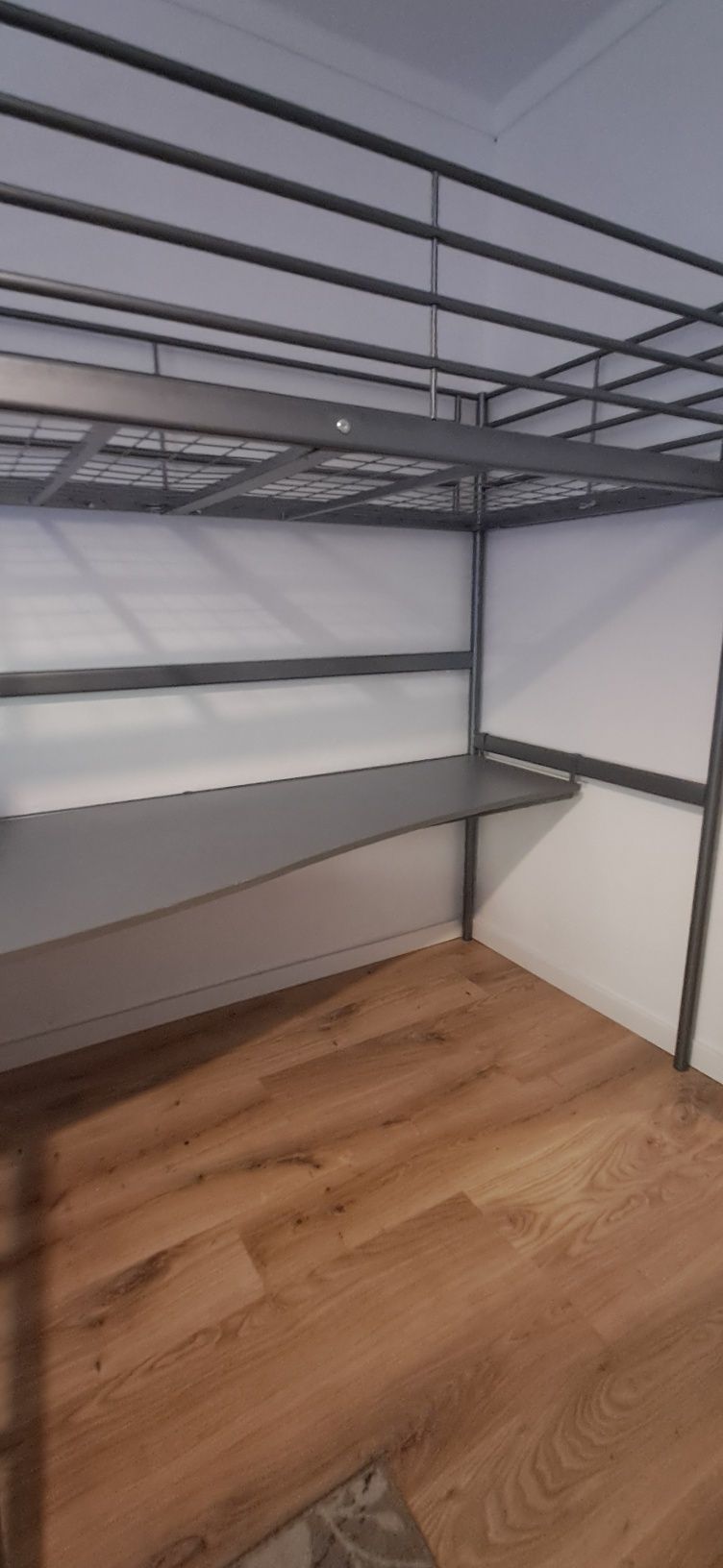 Cama Loft IKEA SVÄRTA com secretária