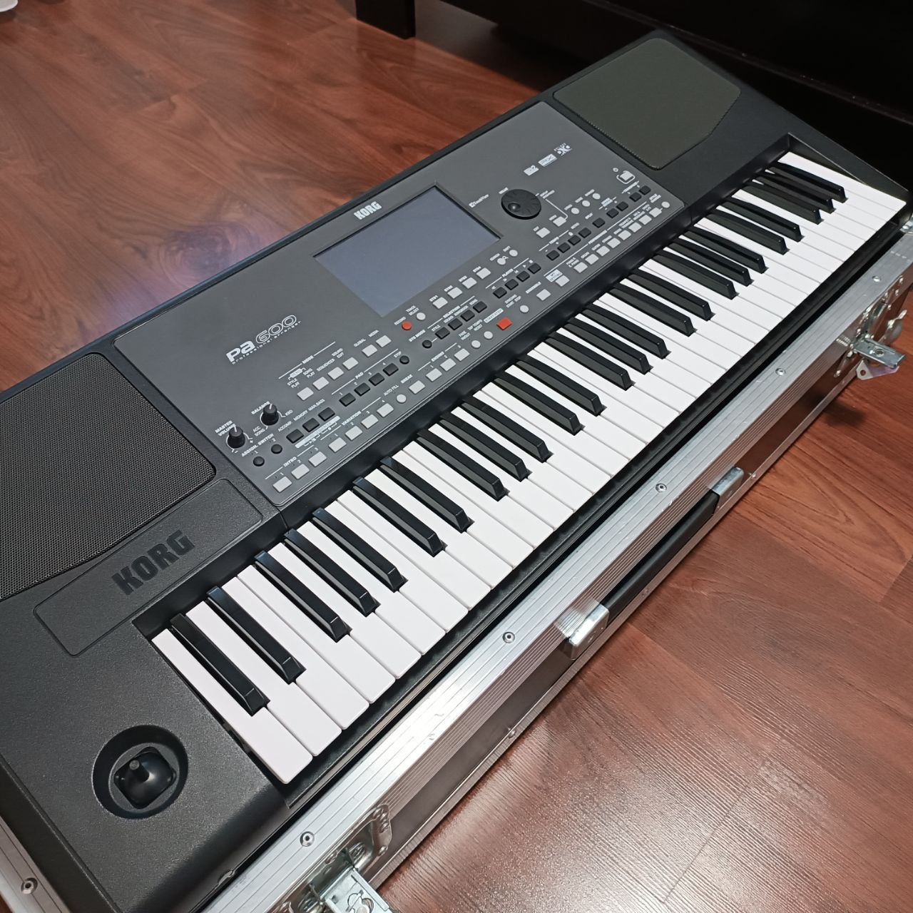 Продам Korg pa 600