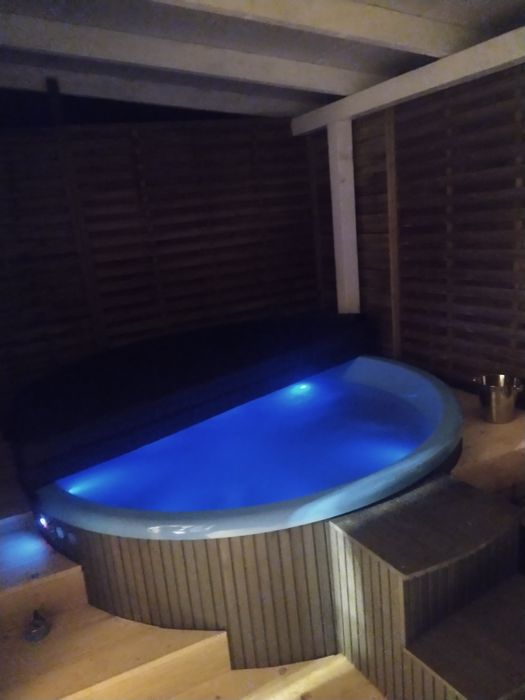 Domek z jacuzzi w cichym miejscu