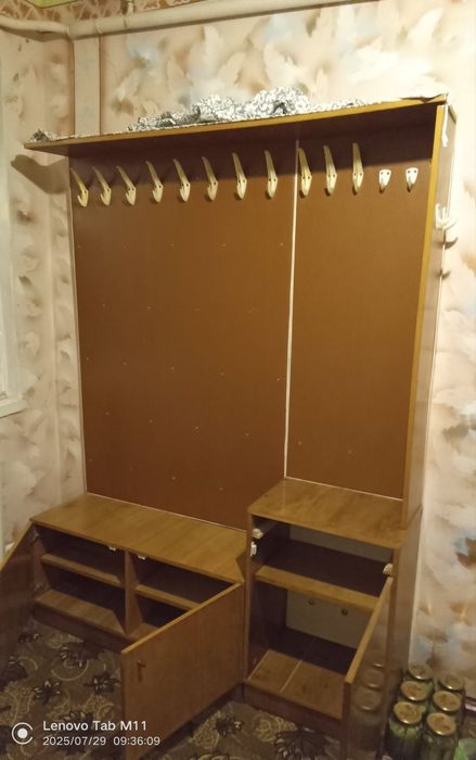 Прихожая вешалка (ящик есть, не попал в кадр)