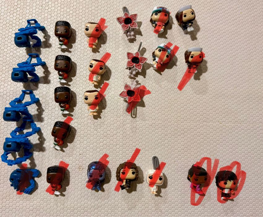 Troco / vendo bonecos da coleção Stranger Things da Kinder
