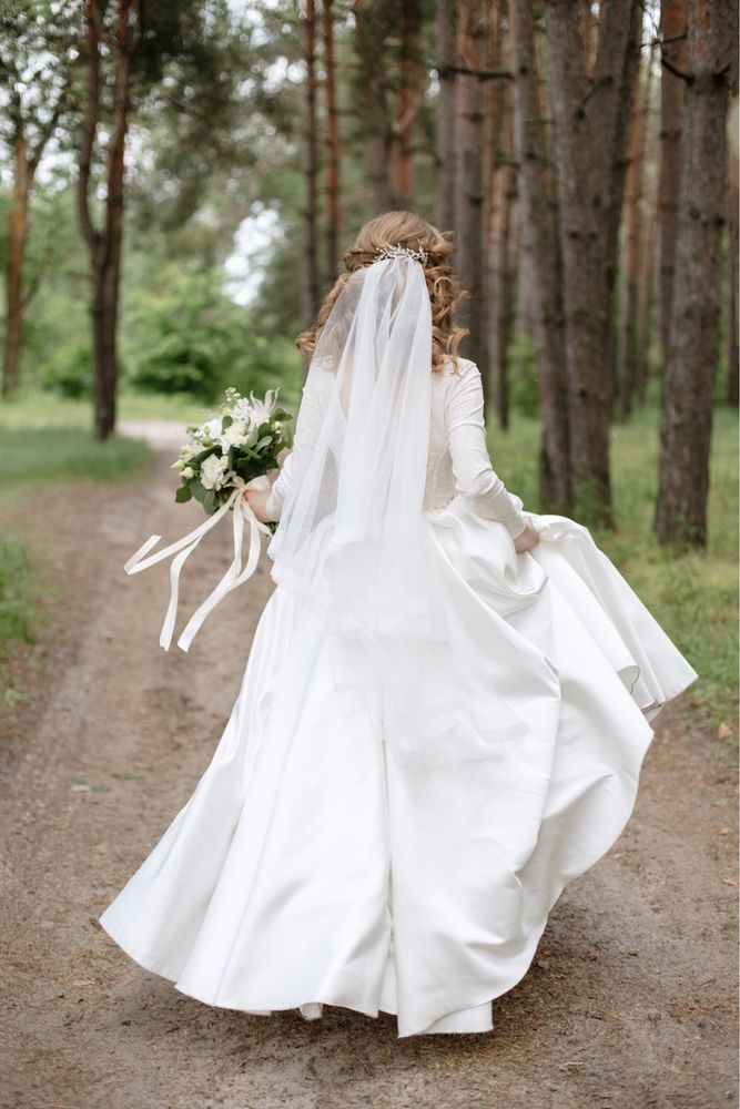 Весільна сукня довга, атласна спідниця