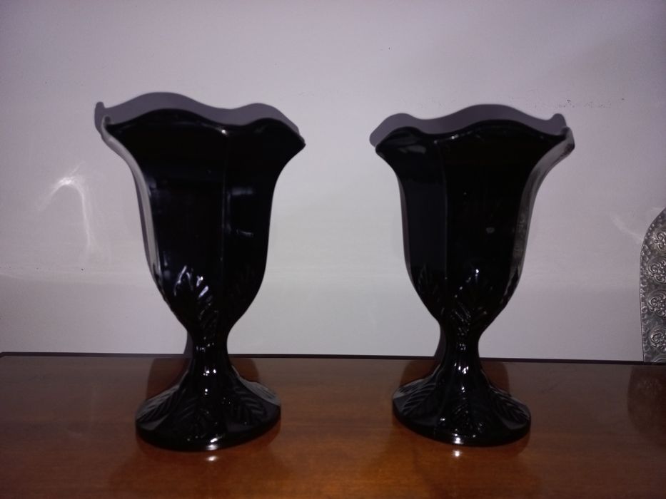Jarras de altar em vidro preto