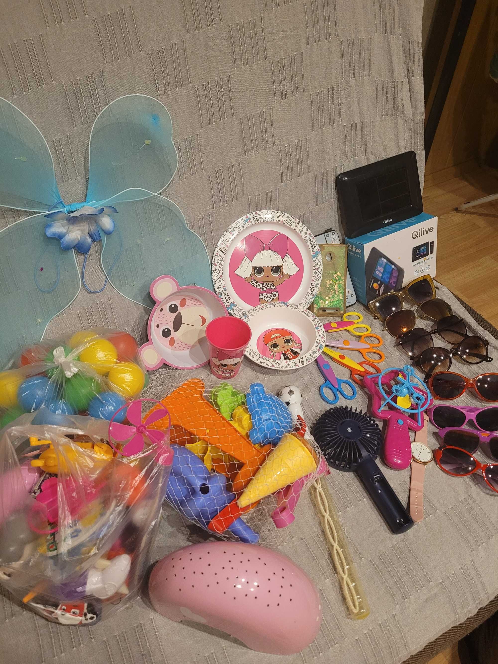 Zabawki,okulary,talerze,zegar