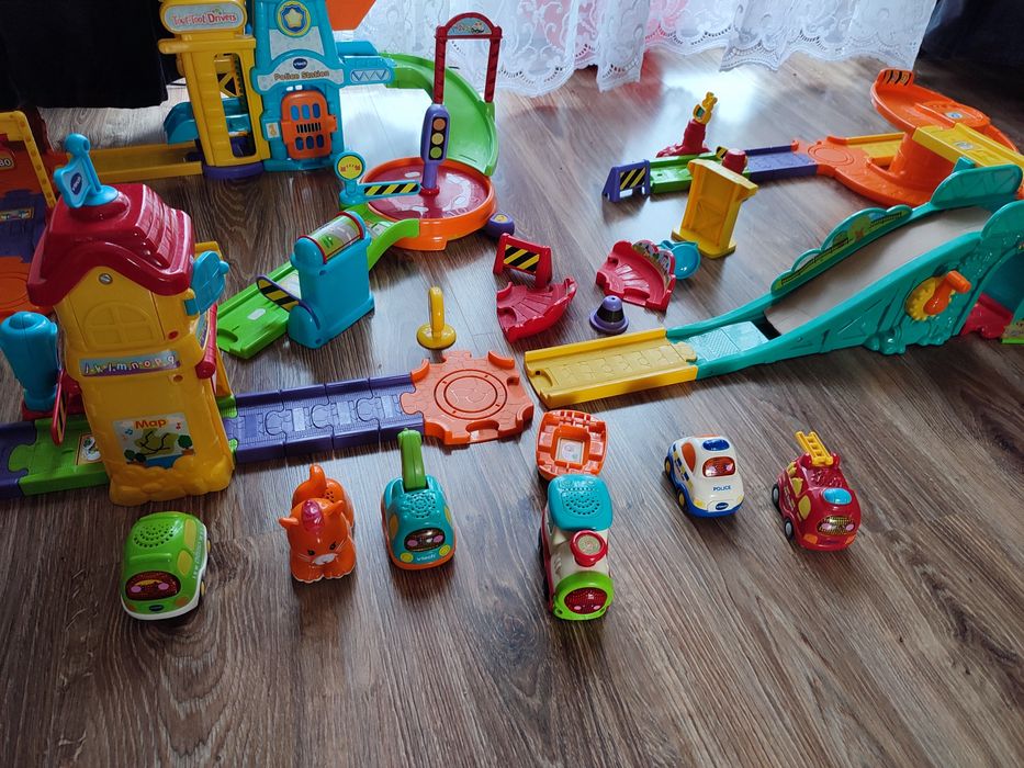 Sprzedam zabawki vitech: Police station, pet hotel i stacja i ulica