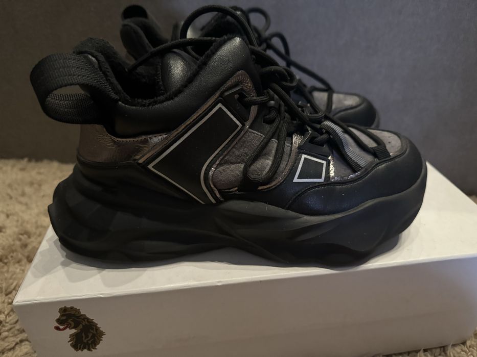 Продам кроссовки Vitto Rossi