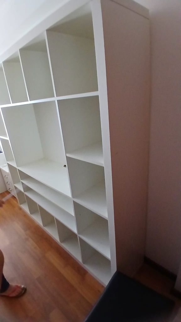 Móvel IKEA para TV com arrumação