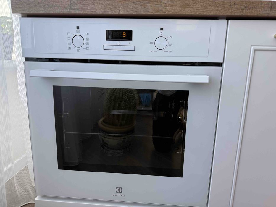 Духова шафа Electrolux EOF3H40BW