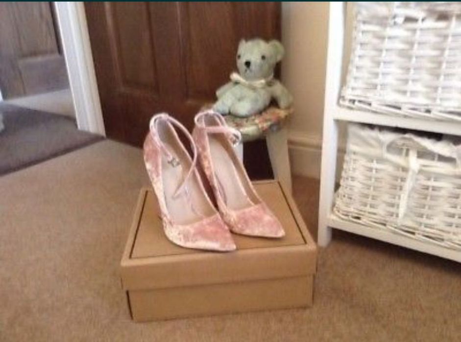 velvetowe buty na slupku Asos