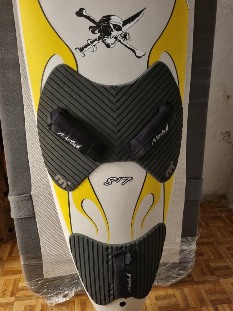 windsurf da marca Naish Hawaii.