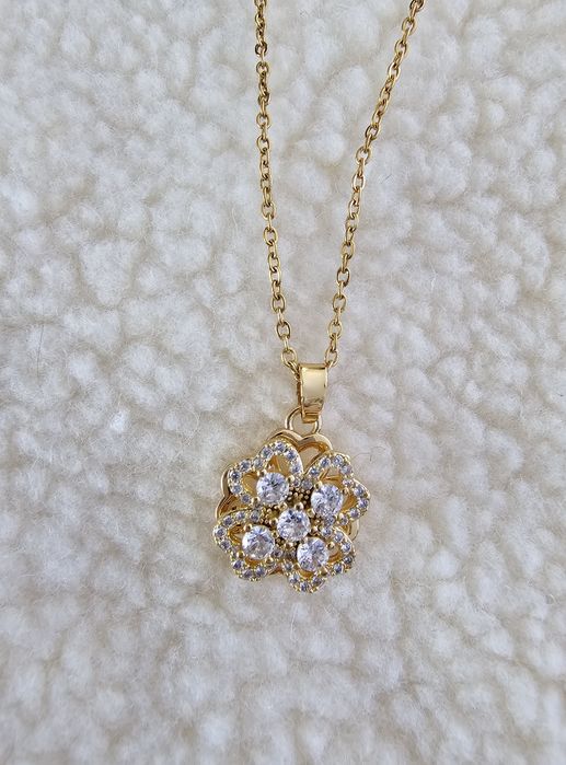 Śliczny łańcuszek z cyrkoniowym ruchomym wisiorkiem