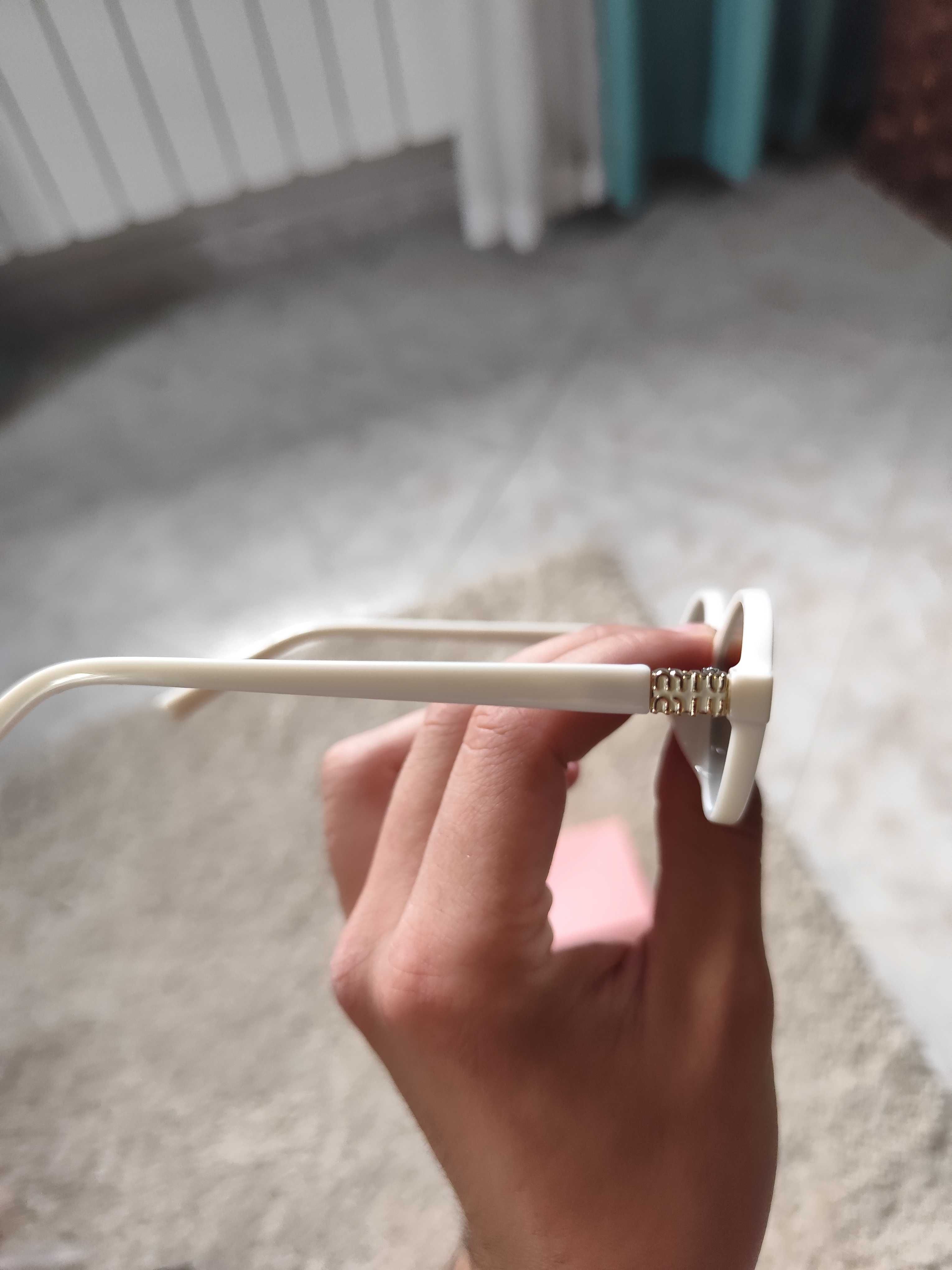 Oculos Miu Miu brancos