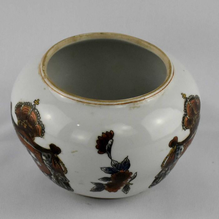 Caixa com tampa, porcelana da China, Brasão Monarquia, anos 50/60