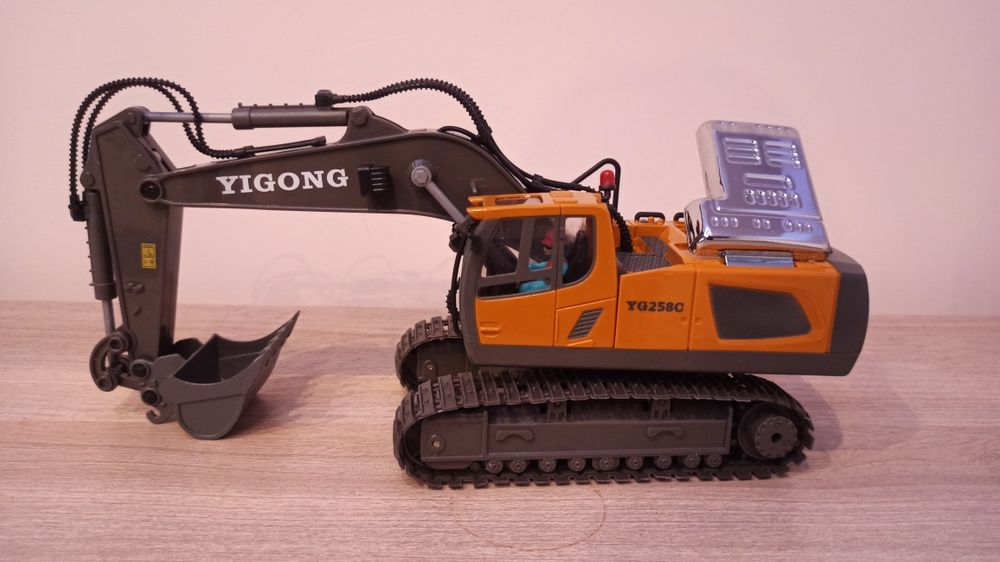 Koparka RC zdalnie sterowana gasienice 2.4G na pilota +6