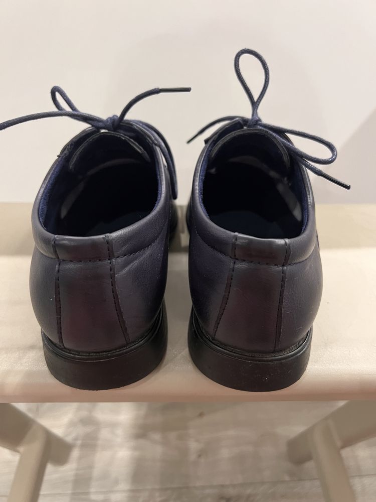 Granatowe buty eleganckie wyjściowe