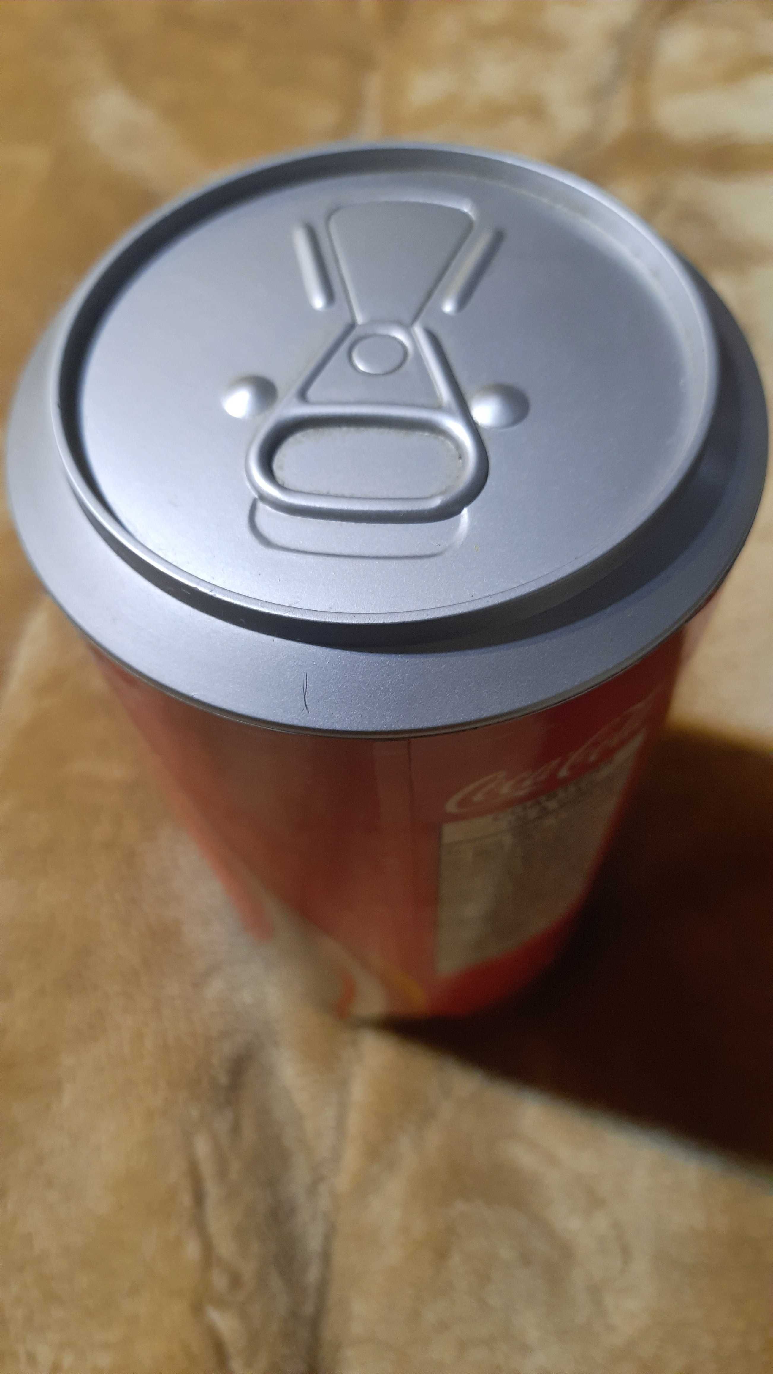 Kolekcjonerska puszka Coca Cola z podkładkami pod szklankę