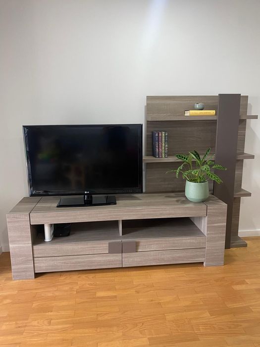 Móvel de TV com estante