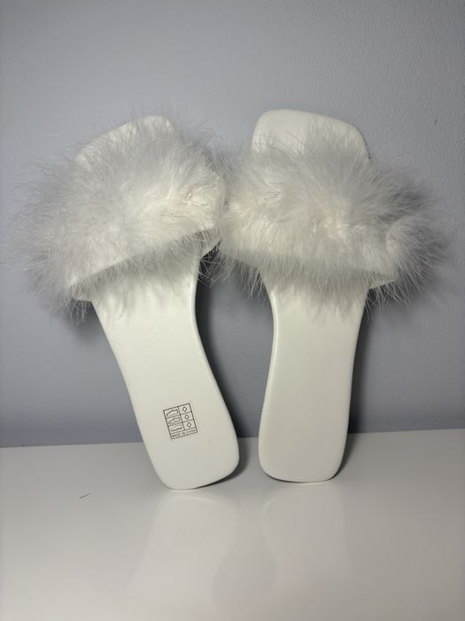 Białe kapcie z puszkiem dla panny młodej