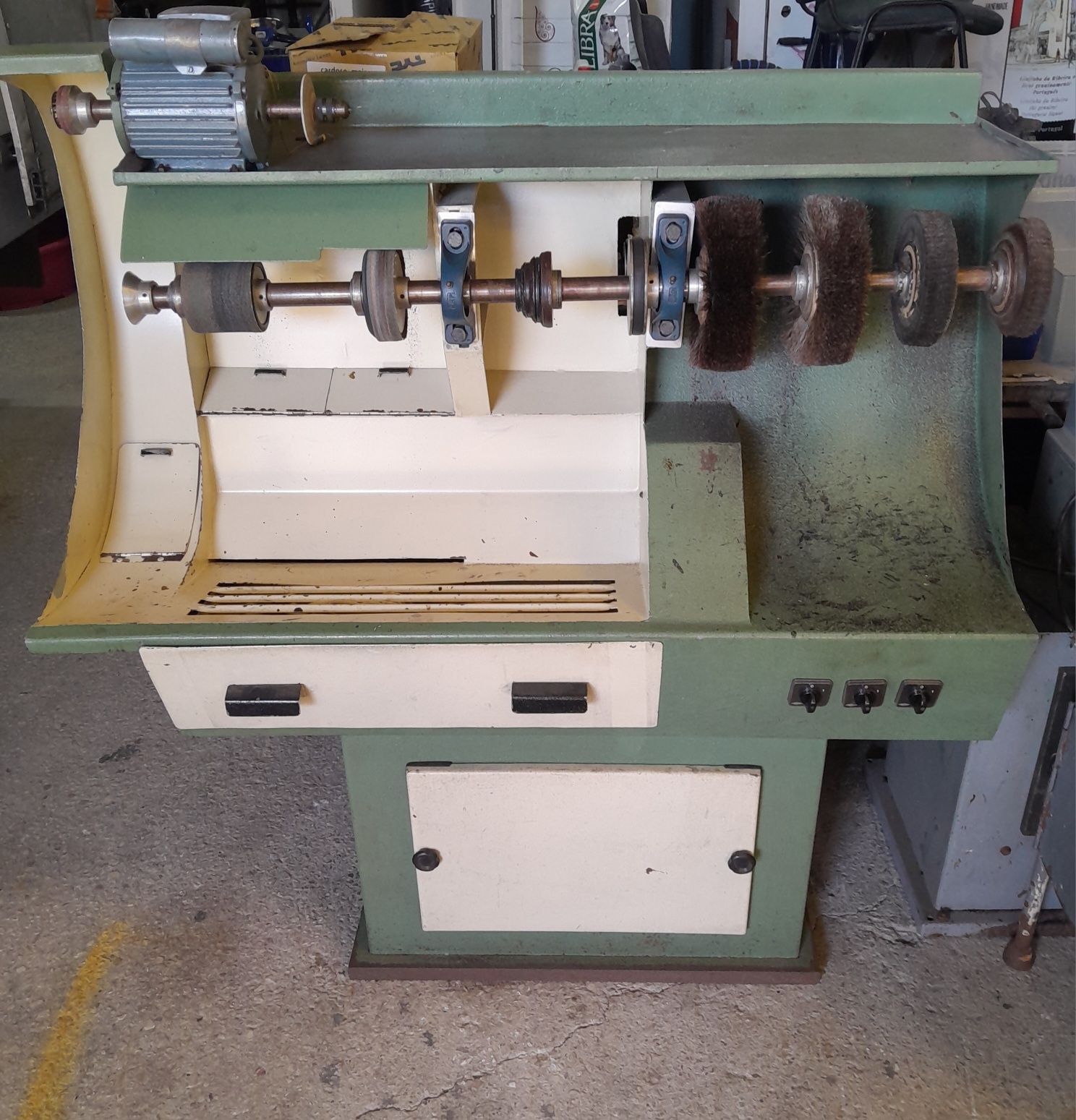 Vendo Máquina de sapateiro de polir e lixar +Máquina de cozer + molde