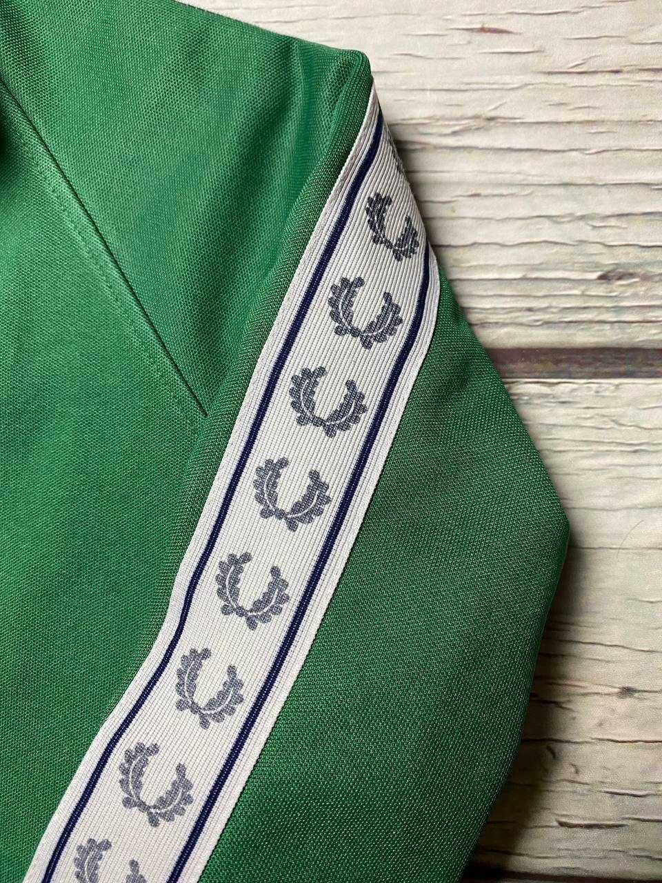 Продам Мужская олимпийка на лампасах зеленая Fred Perry