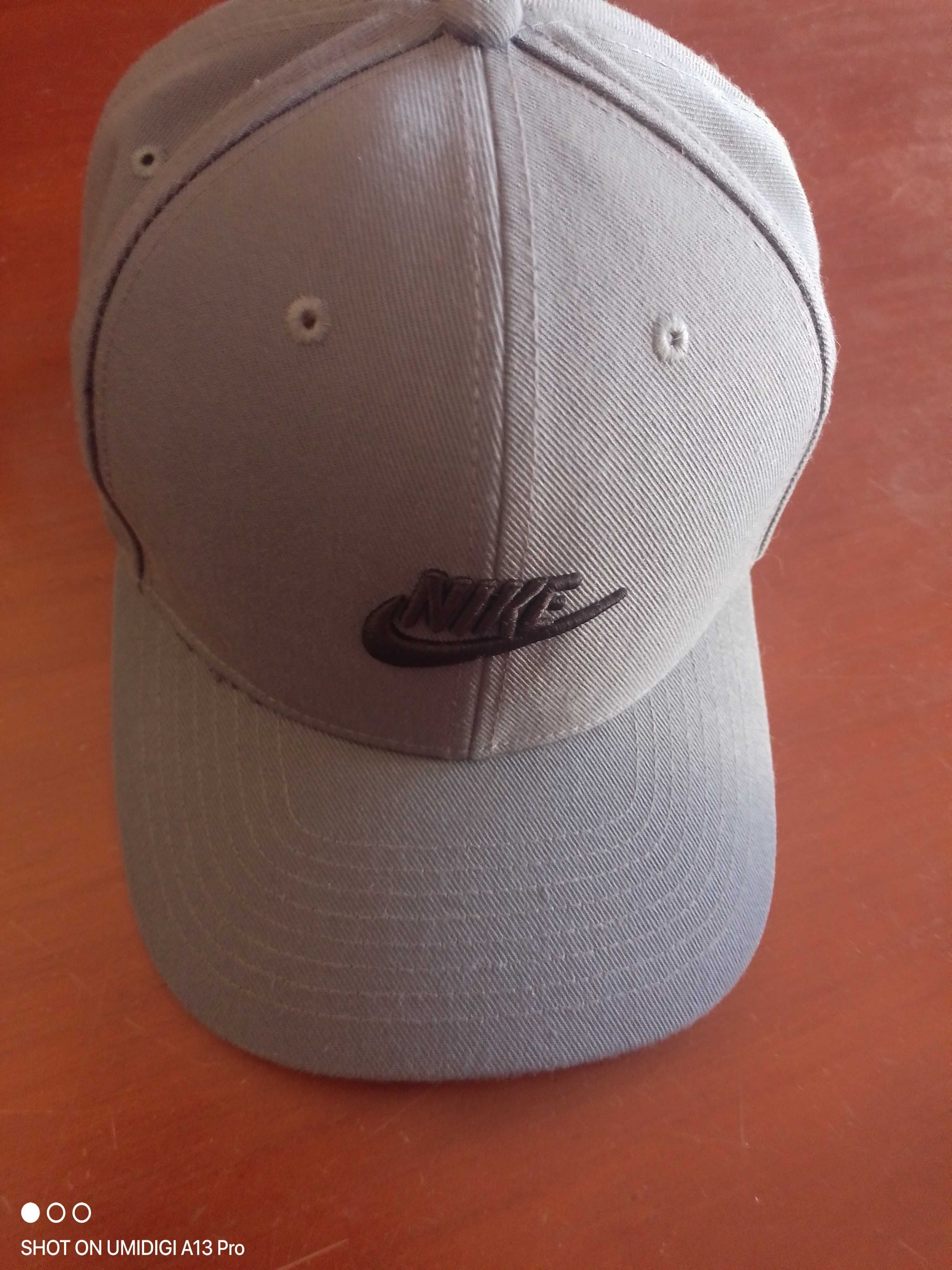 Boné marca Nike cinza