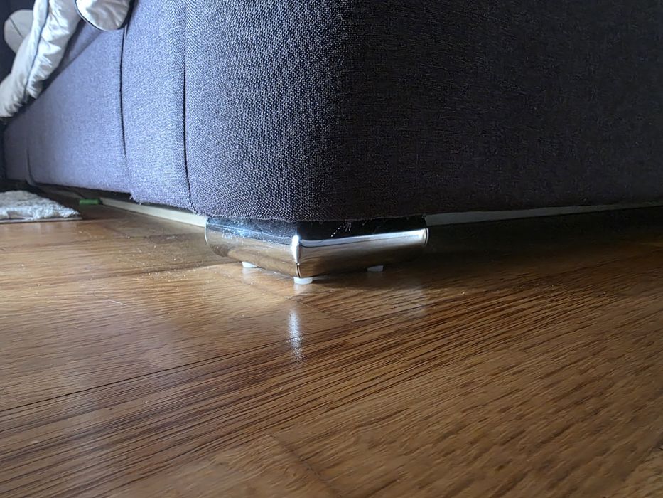 Mobília de quarto: Cama e mesas de cabeceira