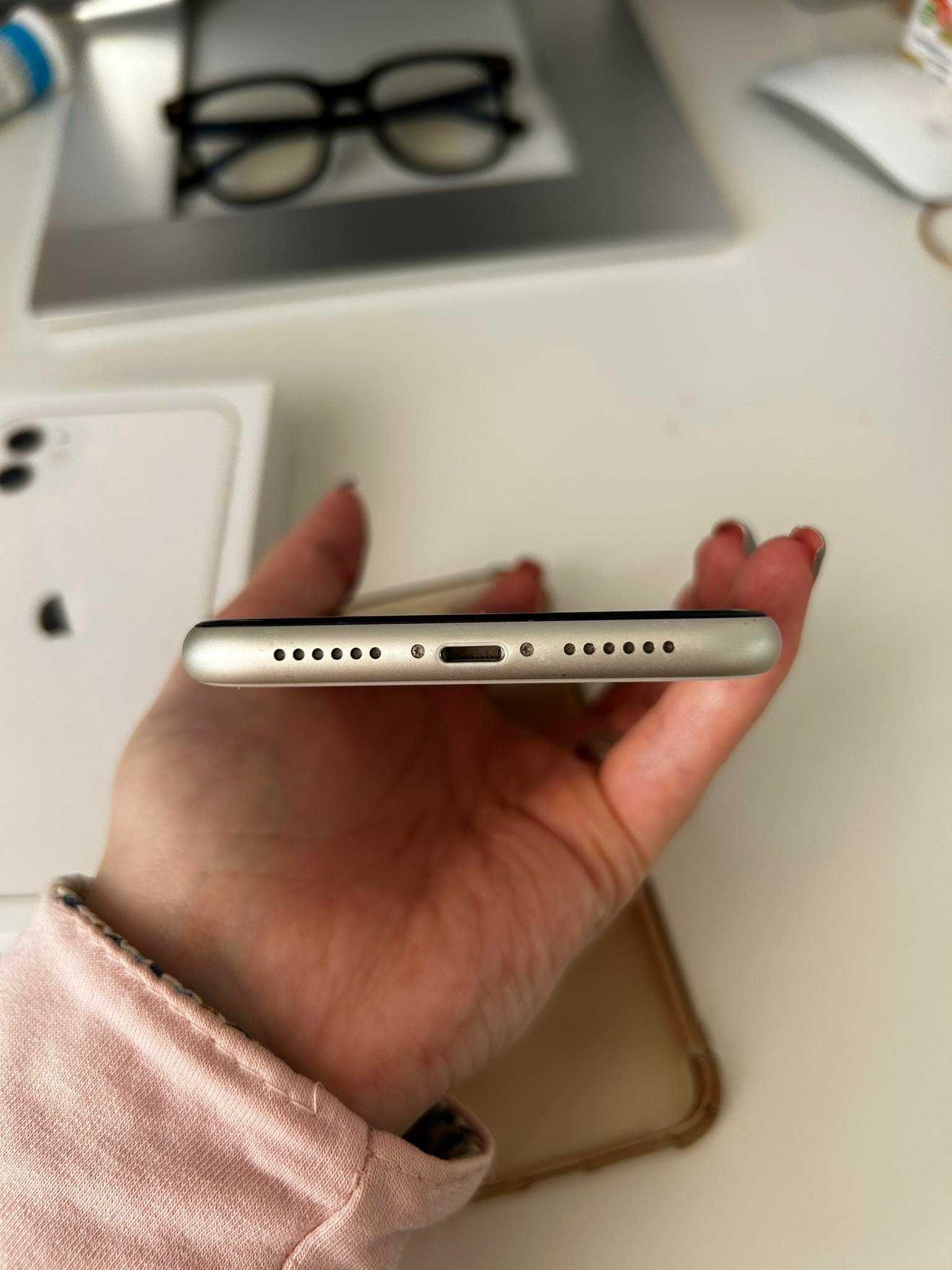 IPhone 11 (biały) w dobrym stanie (2x  etui + kabel gratis)