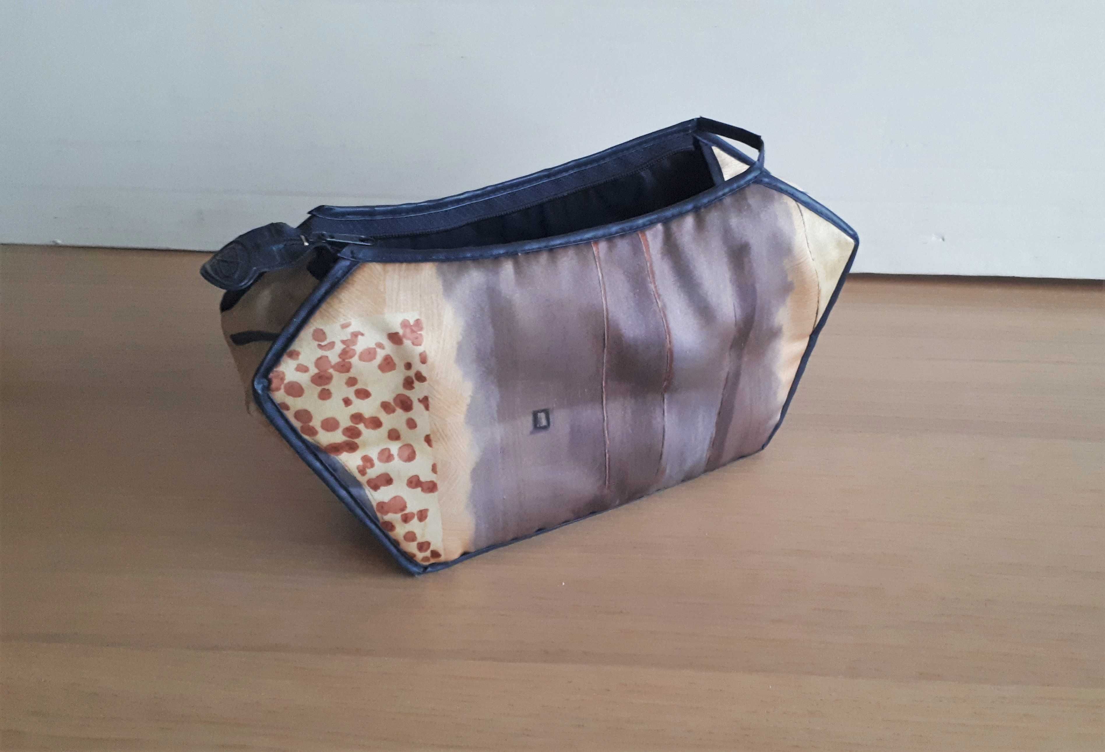 pojemna kosmetyczka na suwak