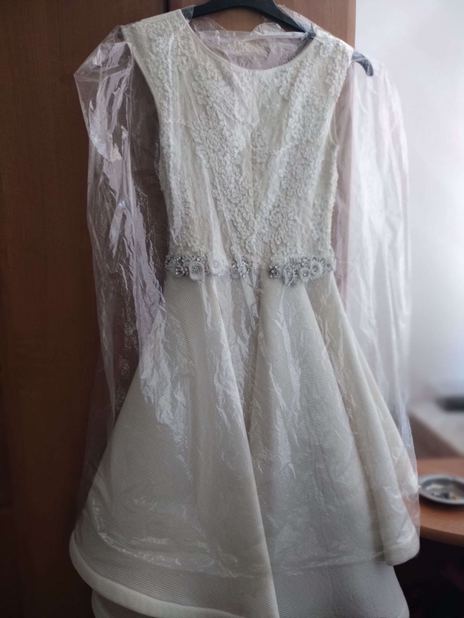 Sukienka ślubna z dłuższym tyłem