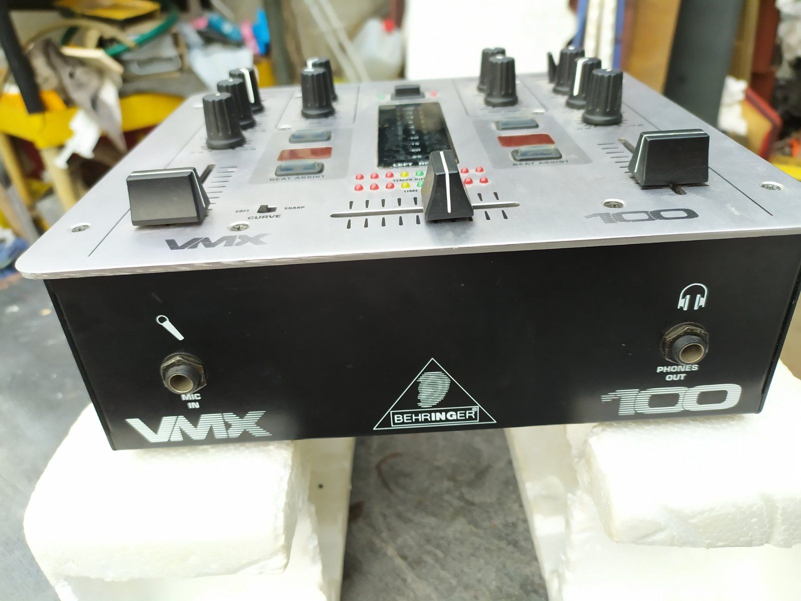 Мікшерний пульт Behringer pro mixer vmx 100 б/у
Стан 8/10
В використув