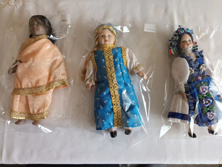Bonecas em loiça, com vestuário tradicional de vários países,
