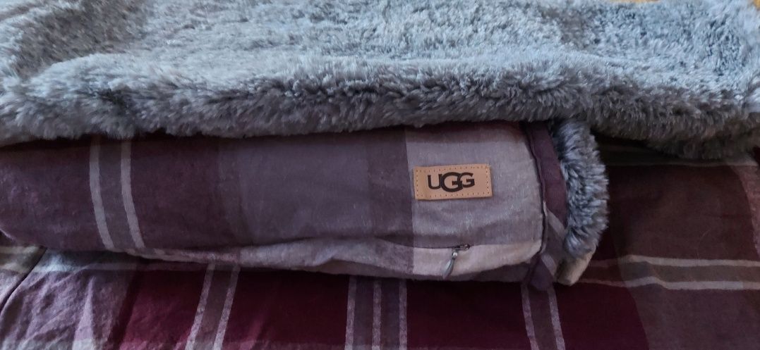 Dwie , flanelowe poszewki na poduszki UGG