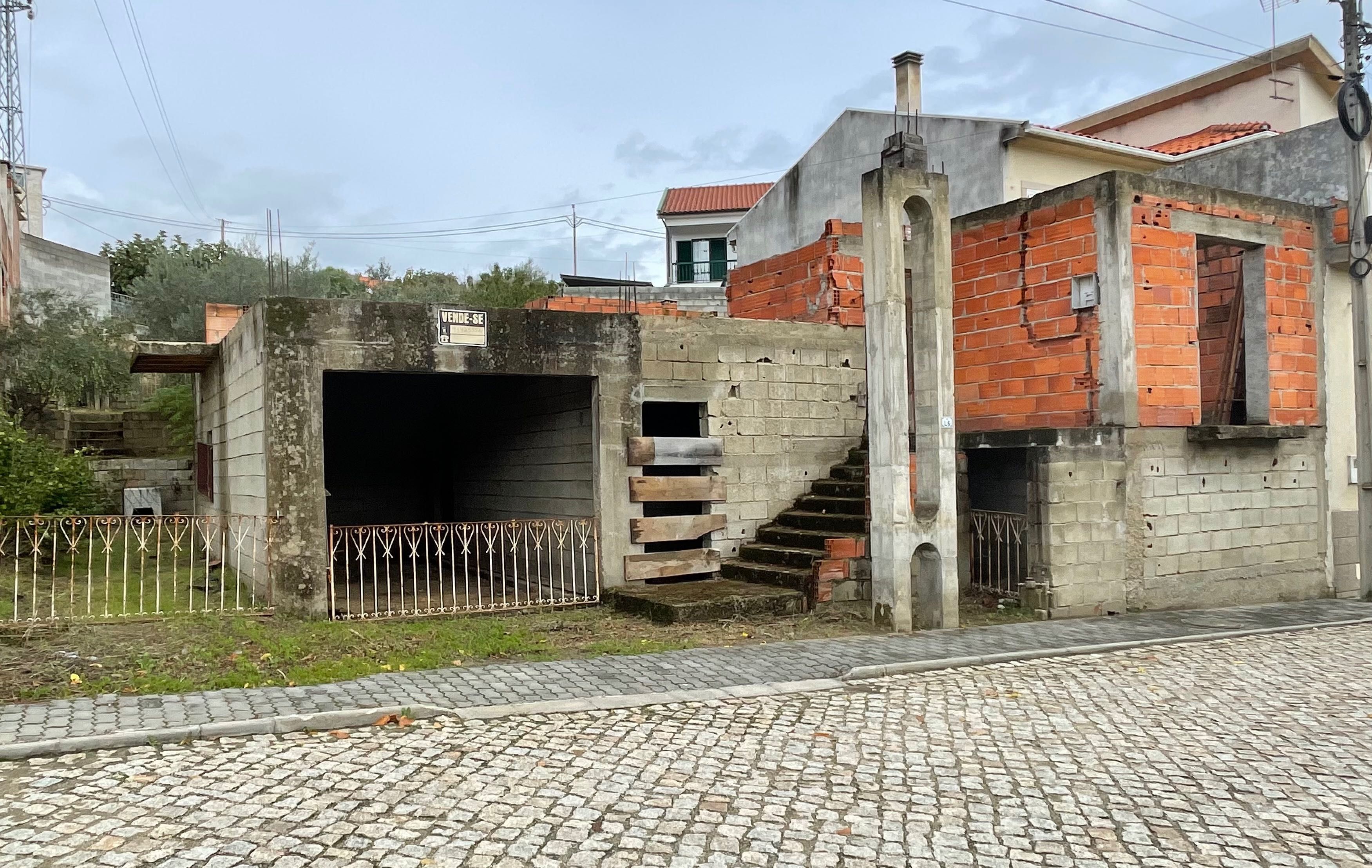 Terreno com casa em construção