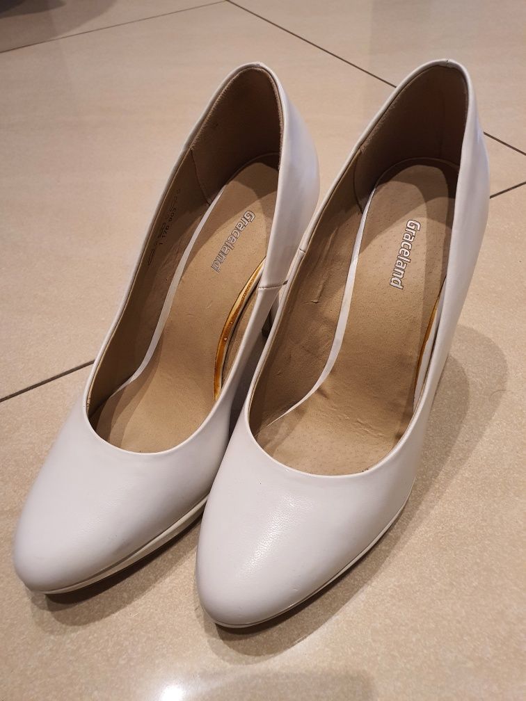 Buty na obcasie, raz założone