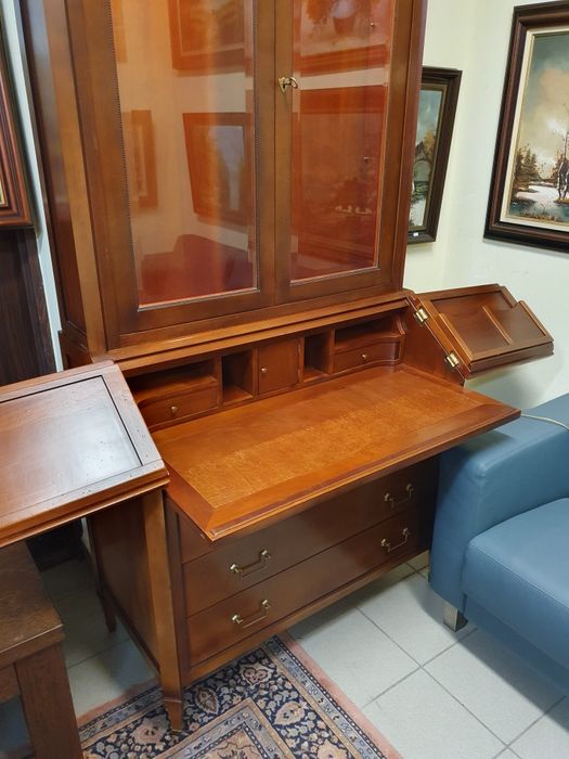 Orzechowy sekretarzyk z wysoką nadstawką