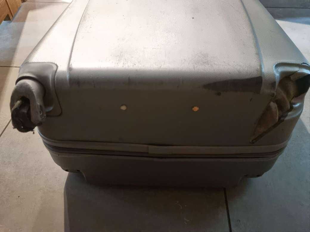 Duża walizka uszkodzona