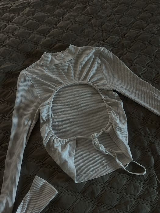 Базова біла кофта з відкритою спиною