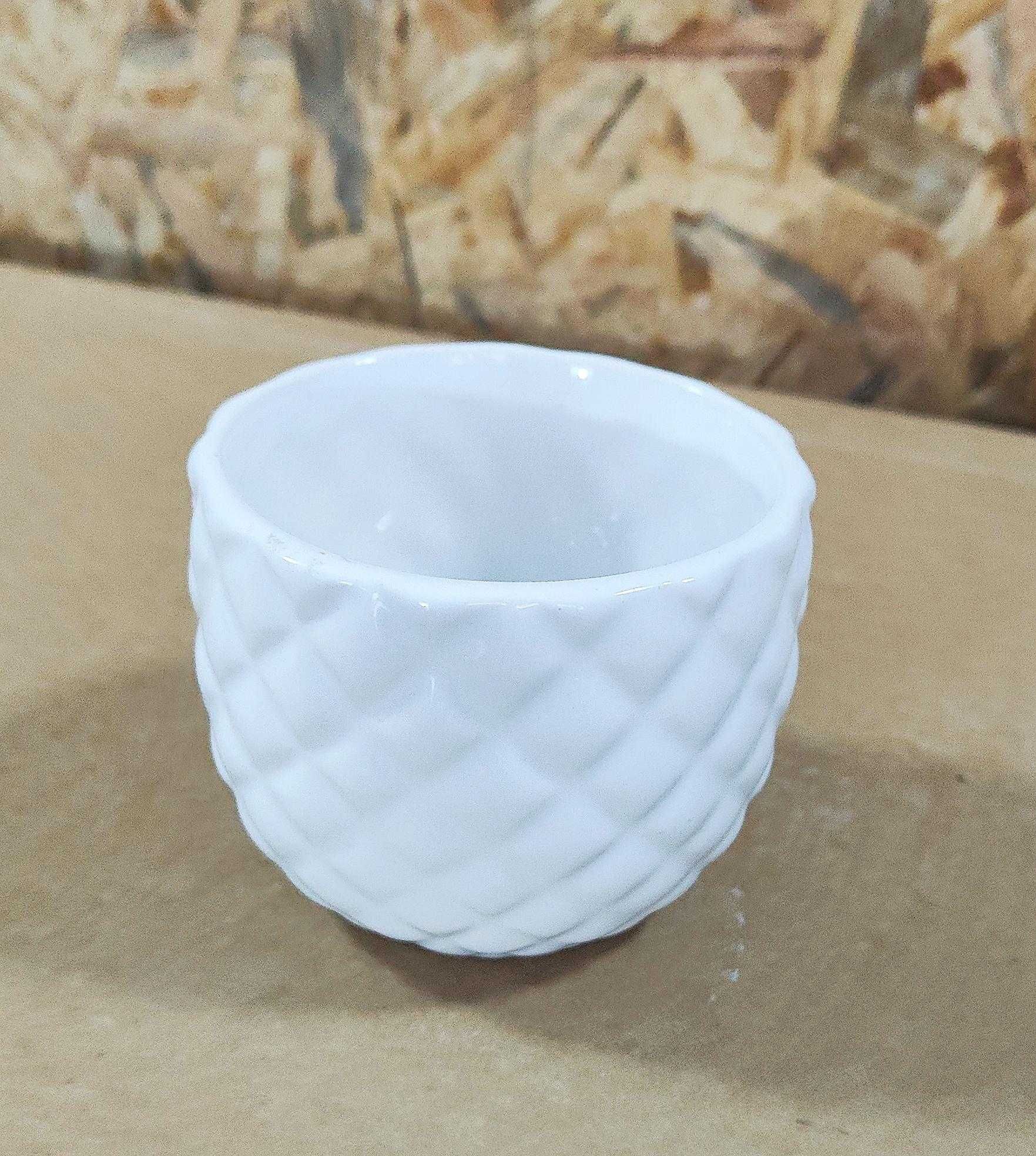 Pote sem tampa com textura de casca de ananás