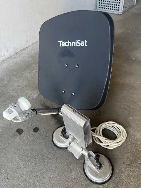 Antena satelitarna wraz ze sprzętem do montażu.