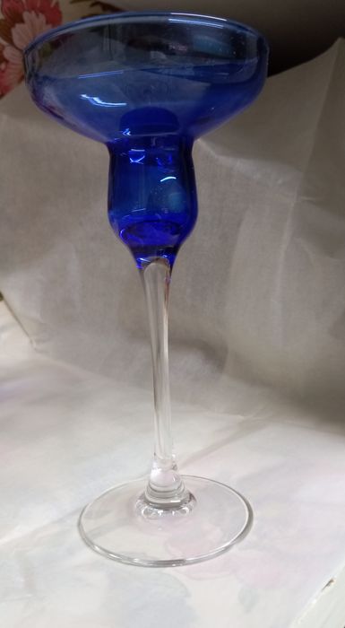 Castiçal azul para vela com pé alto