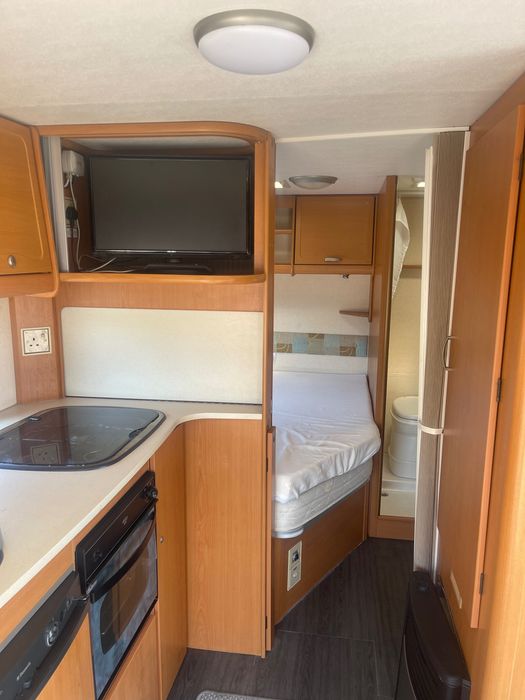 Caravana inglesa cama fixa