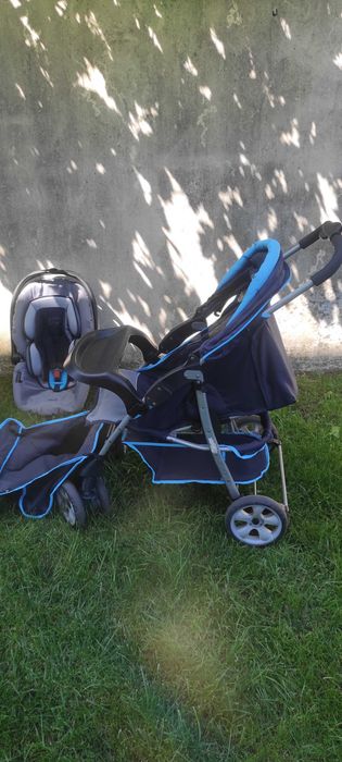 Carrinho de bebê com cadeira