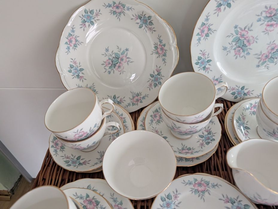 Zestaw filiżanek na 12 osob