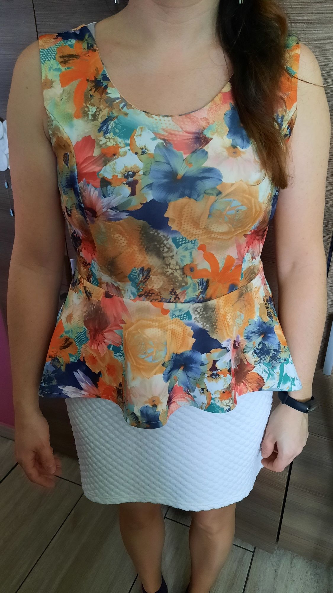 Elegancka bluzka bez rękawów z baskinką w kwiaty