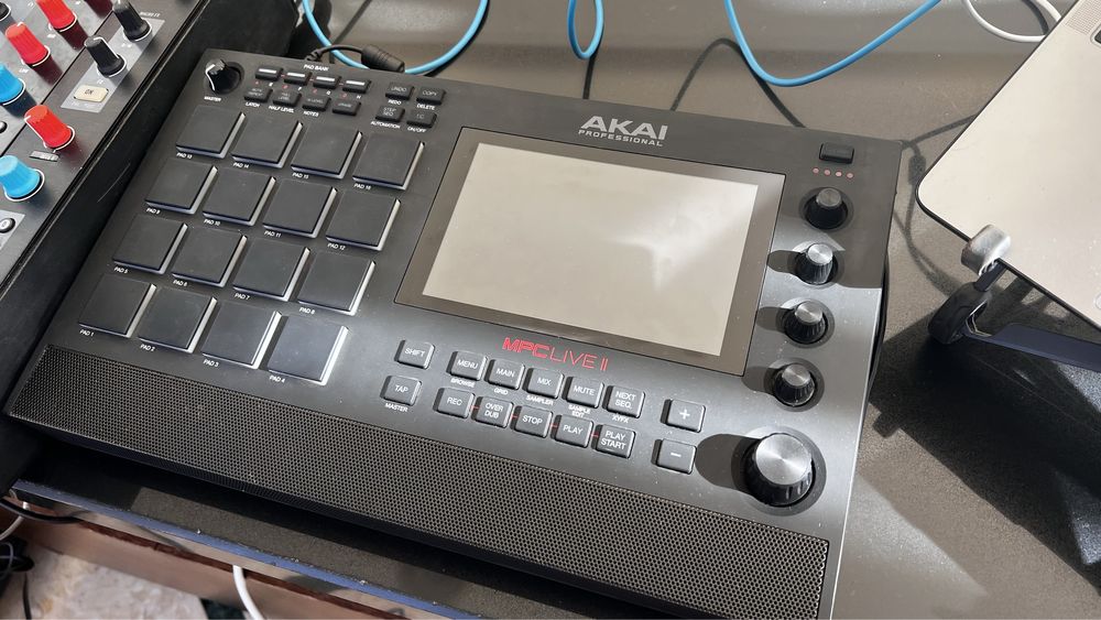 Akai MPC live 2 com caixa e mala de transporte Magma