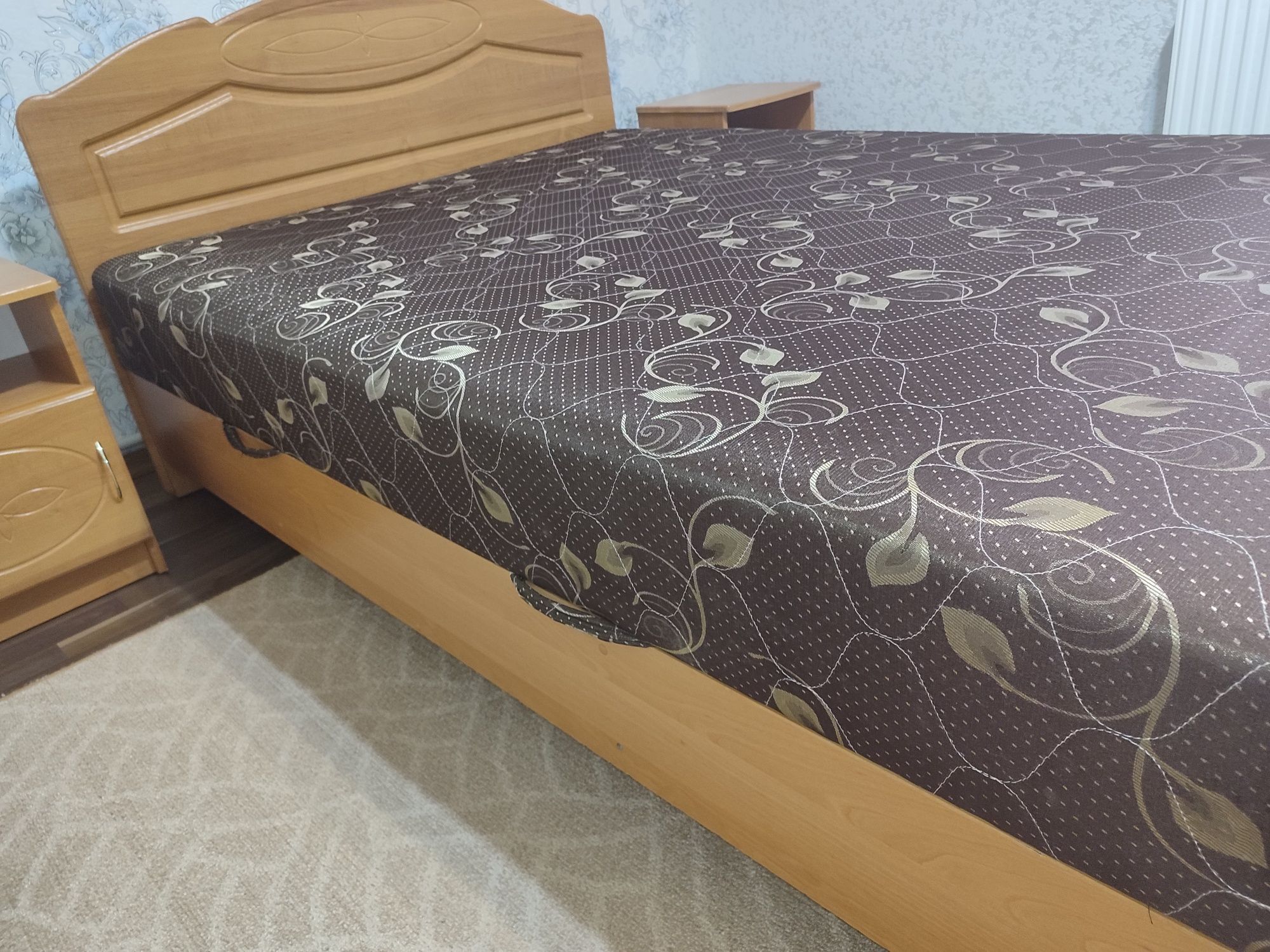 Ліжко двоспальне з матрацом та тумбами