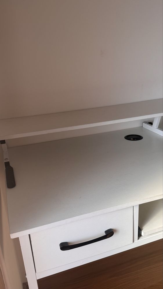 Secretária para PC com suporte para monitor