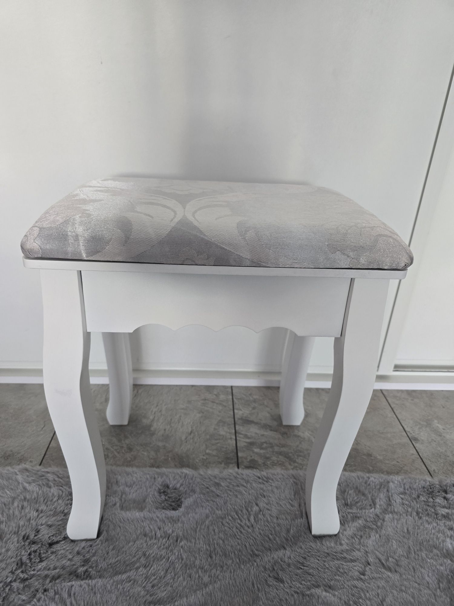 Taboret do toaletki